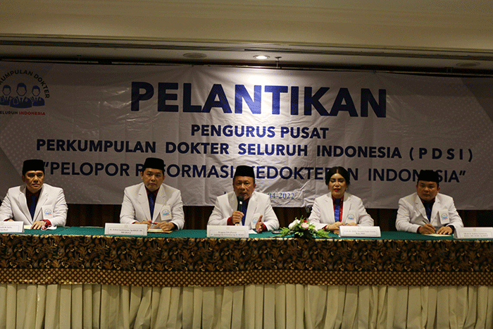 Pelantikan pengurus Pusat Perkumpulan Dokter Seluruh Indonesia (PDSI) di Jakarta, Rabu (27/4/2022).