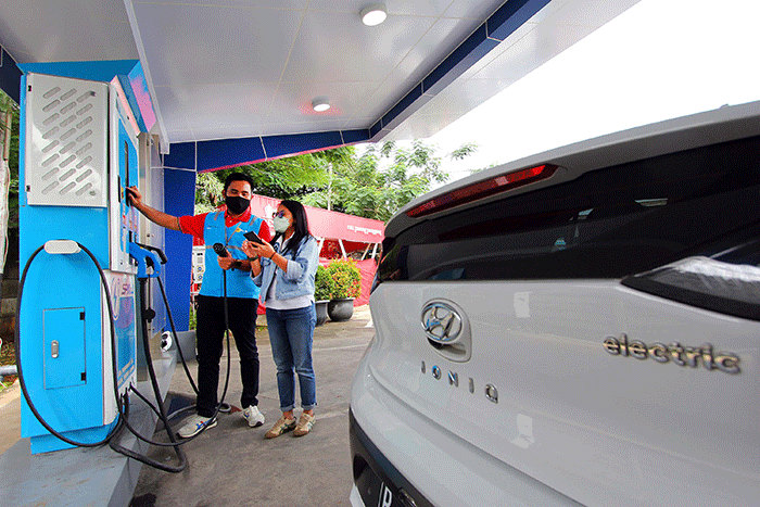 General Manager PLN Unit Induk Distribusi Jakarta Raya Doddy B Pangaribuan saat melakukan inspeksi SPKLU di jalur peristirahatan Jakarta-Cikampek.