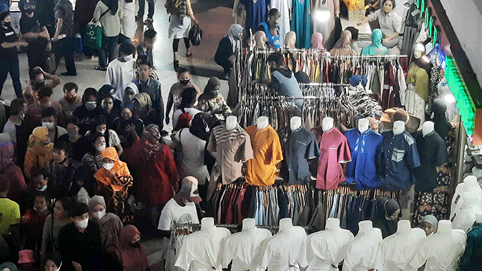 Calon pembeli memilih pakaian di salah satu toko di Pasar Tanah Abang, Jakarta, Kamis (28/4/2022).