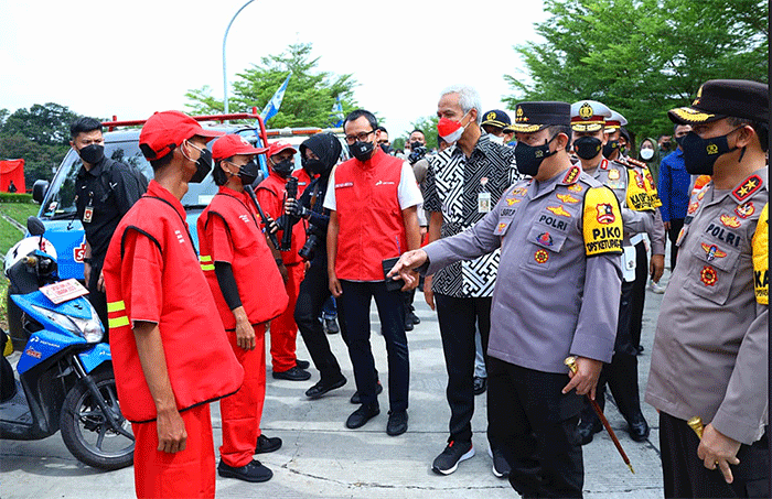 Kapolri Jenderal Listyo Sigit Prabowo bersama dengan Gubernur Jawa Tengah Ganjar Pranowo meninjau Pos Terpadu Gerbang Tol Kalikangkung KM 414.