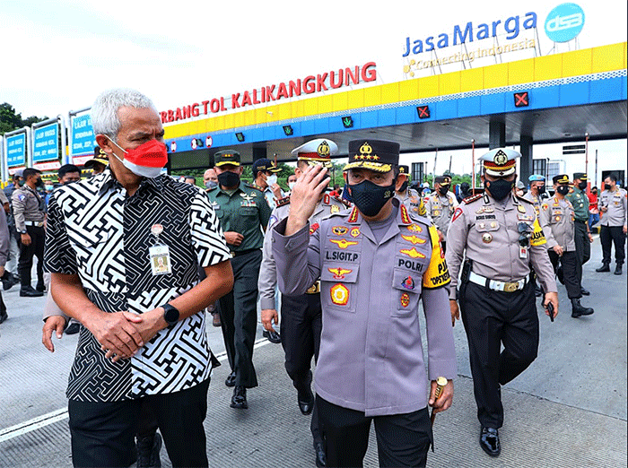 Kapolri Jenderal Listyo Sigit Prabowo bersama dengan Gubernur Jawa Tengah Ganjar Pranowo meninjau Pos Terpadu Gerbang Tol Kalikangkung KM 414.