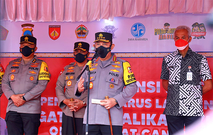 Kapolri Jenderal Listyo Sigit Prabowo bersama dengan Gubernur Jawa Tengah Ganjar Pranowo meninjau Pos Terpadu Gerbang Tol Kalikangkung KM 414.