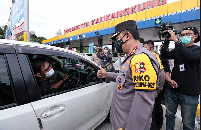 Kapolri Jenderal Listyo Sigit Prabowo bersama dengan Gubernur Jawa Tengah Ganjar Pranowo meninjau Pos Terpadu Gerbang Tol Kalikangkung KM 414.