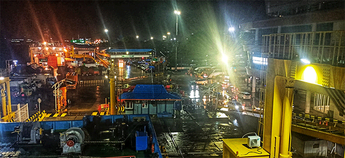 Suasana Pemudik memadati Pelabuhan di Terminal Executive Bakauheni, Lampung, Rabu malam (27/4/2022).