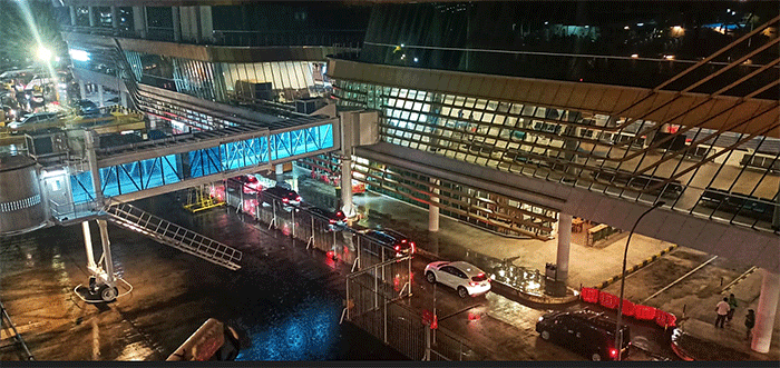 Suasana Pemudik memadati Pelabuhan di Terminal Executive Bakauheni, Lampung, Rabu malam (27/4/2022).