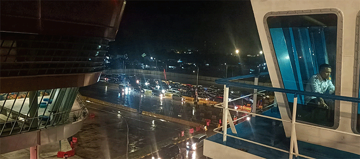 Suasana Pemudik memadati Pelabuhan di Terminal Executive Bakauheni, Lampung, Rabu malam (27/4/2022).