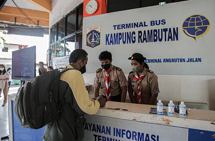 Sejumlah anggota pramuka membantu pemudik di Terminal Kampung Rambutan, Jakarta Timur, Rabu (27/4/2022).
