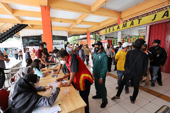 Petugas BNN melakukan pengetesan urine para sopir yang akan membawa para pemudik menuju kampung halamannya di Terminal Kampung Rambutan.