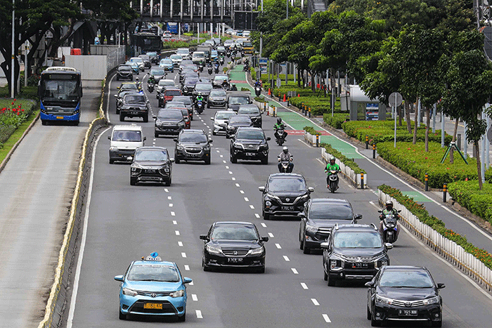Kendaraan melintasi ruas jalan Sudirman, Jakarta, Jumat (29/4/2022).