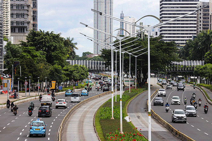 Kendaraan melintasi ruas jalan Sudirman, Jakarta, Jumat (29/4/2022).