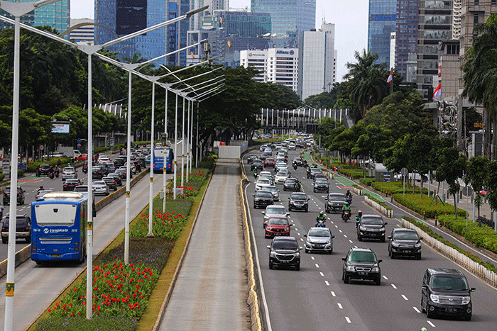 Kendaraan melintasi ruas jalan Sudirman, Jakarta, Jumat (29/4/2022).