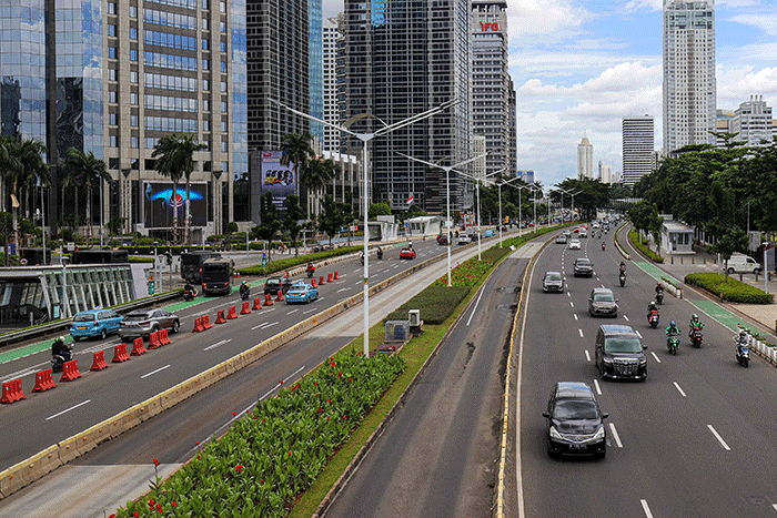 Kendaraan melintasi ruas jalan Sudirman, Jakarta, Jumat (29/4/2022).