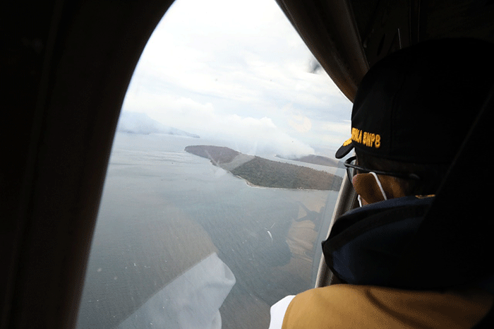 Kepala BNPB Letjen TNI Suharyanto saat melakukan tinjauan udara ke Gunung Anak Krakatau, Lampung, Kamis (28/4/2022).