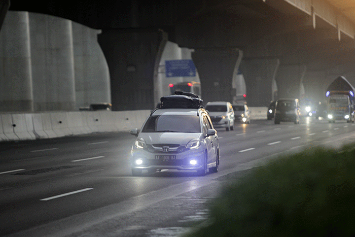 Sejumlah kendaraan melintasi ruas tol Jakarta-Cikampek di KM 19, Jumat (29/4/2022).