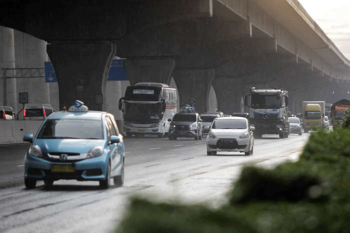 Sejumlah kendaraan melintasi ruas tol Jakarta-Cikampek di KM 19, Jumat (29/4/2022).