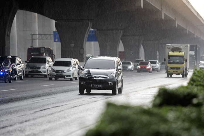 Sejumlah kendaraan melintasi ruas tol Jakarta-Cikampek di KM 19, Jumat (29/4/2022).