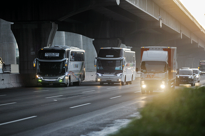 Sejumlah kendaraan melintasi ruas tol Jakarta-Cikampek di KM 19, Jumat (29/4/2022).