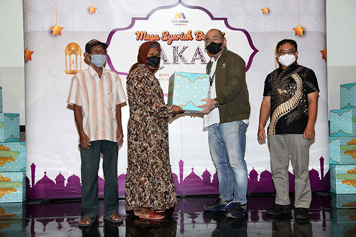 Penyerahan zakat kepada perwakilan warga saat acara Mega Syariah Berbagi Zakat 2022 di Jakarta, Rabu (27/4/2022).