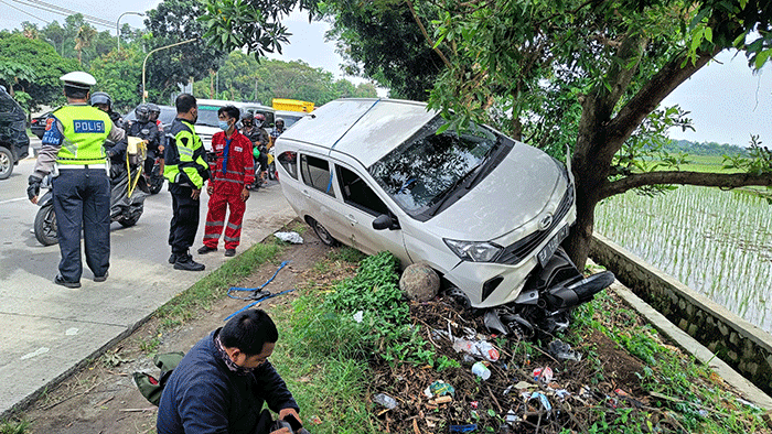 Sebuah mobil menabrak sepeda motor di Jalur Pantura, Karawang, Jawa Barat, Jumat (29/4/2022).