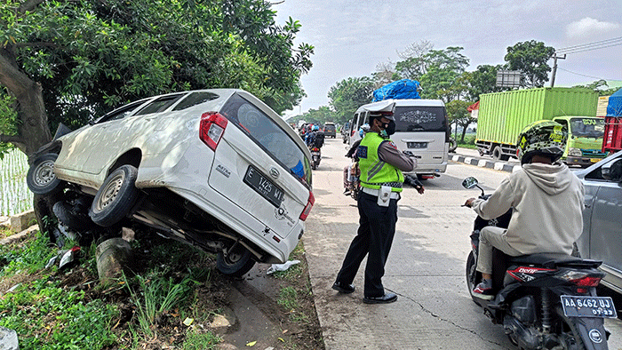 Sebuah mobil menabrak sepeda motor di Jalur Pantura, Karawang, Jawa Barat, Jumat (29/4/2022).