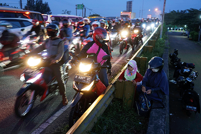 Pemudik sepeda motor melintas di kawasan Simpang Jomin, Kabupaten Karawang, Jawa Barat, Jumat (29/4/2022).