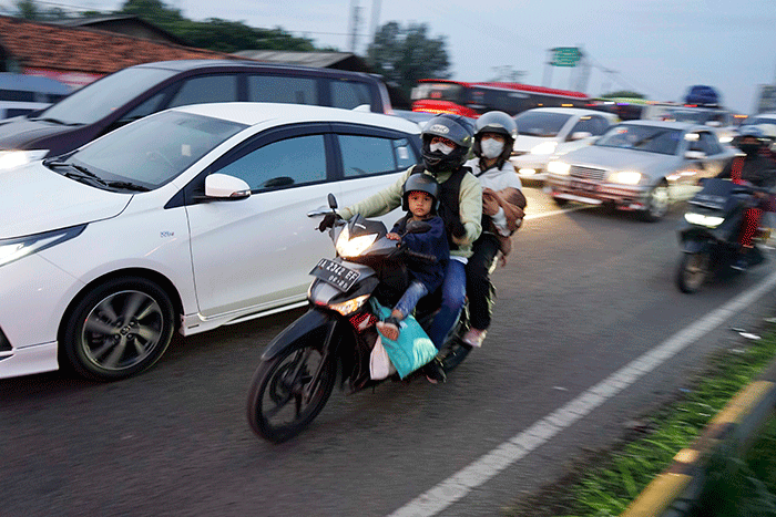 Pemudik sepeda motor melintas di kawasan Simpang Jomin, Kabupaten Karawang, Jawa Barat, Jumat (29/4/2022).