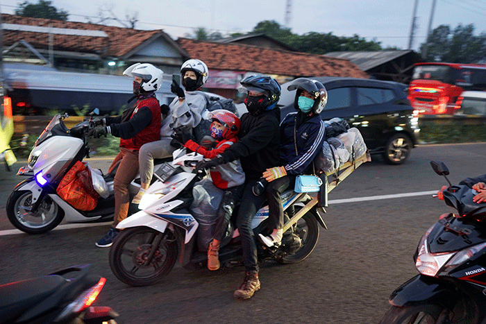 Pemudik sepeda motor melintas di kawasan Simpang Jomin, Kabupaten Karawang, Jawa Barat, Jumat (29/4/2022).
