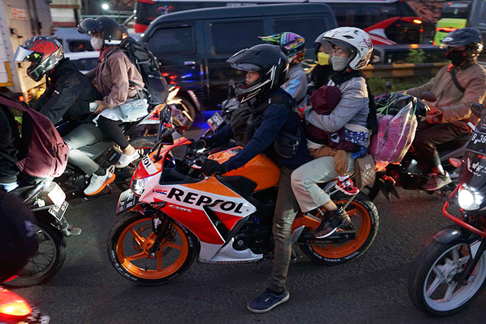 Pemudik sepeda motor melintas di kawasan Simpang Jomin, Kabupaten Karawang, Jawa Barat, Jumat (29/4/2022).