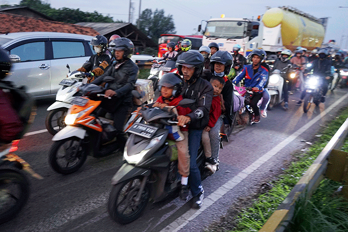 Pemudik sepeda motor melintas di kawasan Simpang Jomin, Kabupaten Karawang, Jawa Barat, Jumat (29/4/2022).