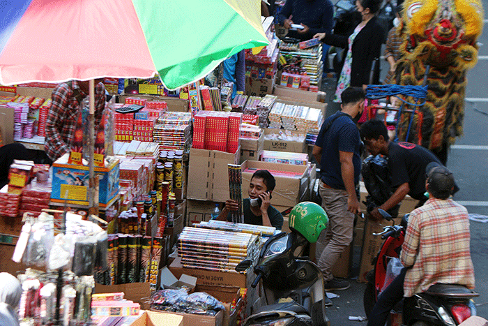 Aktivitas Pedagang Petasan dan kembang api di kawasan Jalan Pasar Asemka Jakarta, Kamis (28/4/2022).