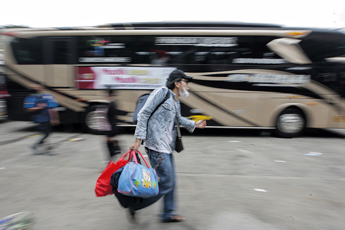 Sejumlah pemudik menunggu keberangkatan bus dalam program mudik gratis Kementerian Perhubungan di Terminal Kampung Rambutan, Jakarta, Jumat (29/4/2022).