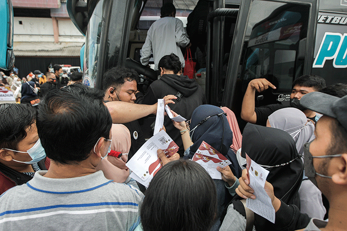 Sejumlah pemudik menunggu keberangkatan bus dalam program mudik gratis Kementerian Perhubungan di Terminal Kampung Rambutan, Jakarta, Jumat (29/4/2022).