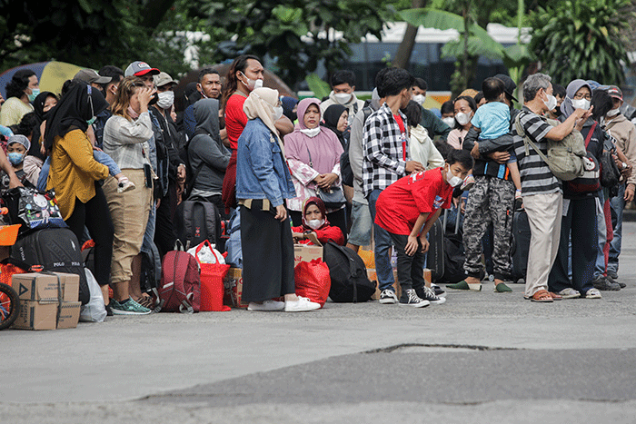 Sejumlah pemudik menunggu keberangkatan bus dalam program mudik gratis Kementerian Perhubungan di Terminal Kampung Rambutan, Jakarta, Jumat (29/4/2022).