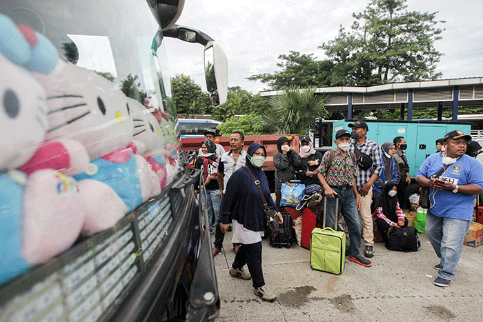 Sejumlah pemudik menunggu keberangkatan bus dalam program mudik gratis Kementerian Perhubungan di Terminal Kampung Rambutan, Jakarta, Jumat (29/4/2022).