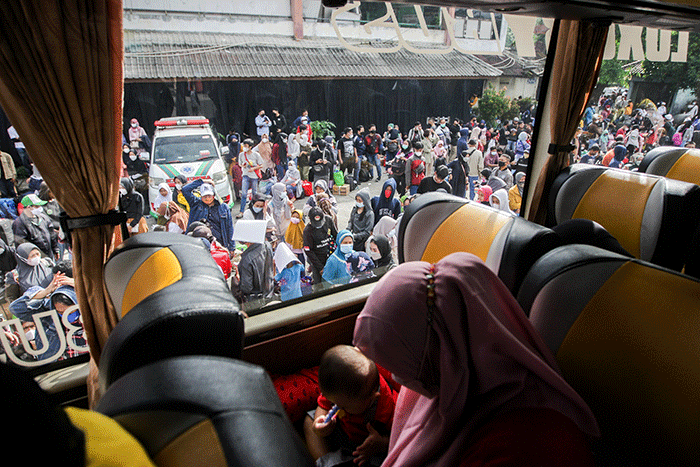 Sejumlah pemudik menunggu keberangkatan bus dalam program mudik gratis Kementerian Perhubungan di Terminal Kampung Rambutan, Jakarta, Jumat (29/4/2022).