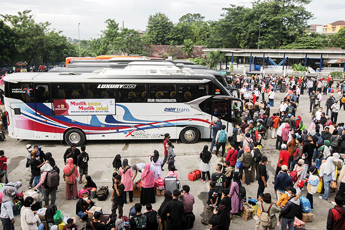 Sejumlah pemudik menunggu keberangkatan bus dalam program mudik gratis Kementerian Perhubungan di Terminal Kampung Rambutan, Jakarta, Jumat (29/4/2022).