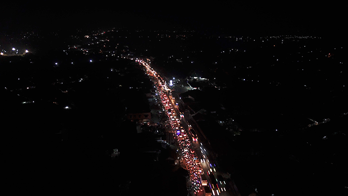Kendaraan terjebak kemacetan di kawasan Simpang Jomin, Kabupaten Karawang, Jawa Barat, Jumat (29/4/2022).