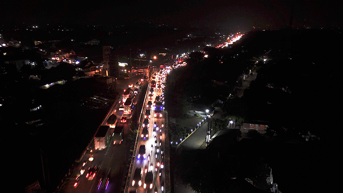 Kendaraan terjebak kemacetan di kawasan Simpang Jomin, Kabupaten Karawang, Jawa Barat, Jumat (29/4/2022).