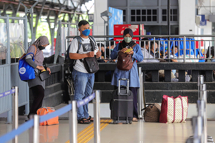 Pemudik menunggu kedatangan kereta api di Stasiun Kereta Api (KA) Pasar Senen, Jakarta Pueat, Jumat (29/4/2022).