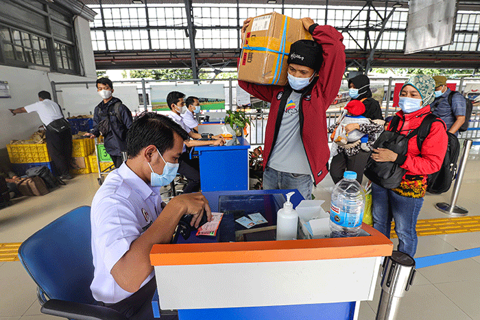 Pemudik menunggu kedatangan kereta api di Stasiun Kereta Api (KA) Pasar Senen, Jakarta Pueat, Jumat (29/4/2022).