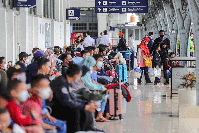 Pemudik menunggu kedatangan kereta api di Stasiun Kereta Api (KA) Pasar Senen, Jakarta Pueat, Jumat (29/4/2022).