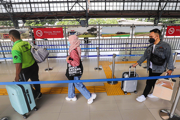 Pemudik menunggu kedatangan kereta api di Stasiun Kereta Api (KA) Pasar Senen, Jakarta Pueat, Jumat (29/4/2022).