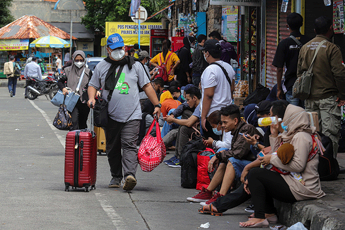 Pemudik menunggu kedatangan bus Antar Kota Antar Provinsi (AKAP) di Terminal Grogol, Jakarta Barat, Jumat (29/4/2022).