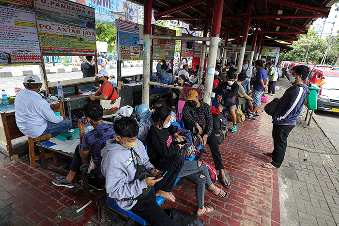 Pemudik menunggu kedatangan bus Antar Kota Antar Provinsi (AKAP) di Terminal Grogol, Jakarta Barat, Jumat (29/4/2022).