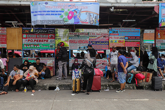 Pemudik menunggu kedatangan bus Antar Kota Antar Provinsi (AKAP) di Terminal Grogol, Jakarta Barat, Jumat (29/4/2022).