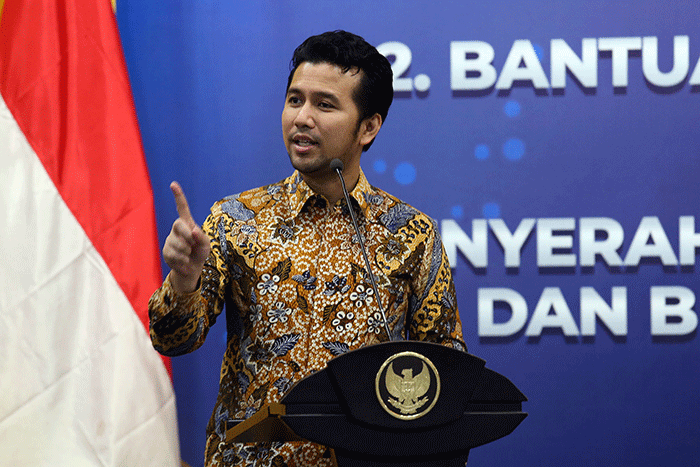Penyerahan secara simbolis bantuan sembako kepada perwakilan serikat pekerja di kantor Pelindo Terminal Peti Kemas, Tanjung Perak Surabaya, Jawa Timur.