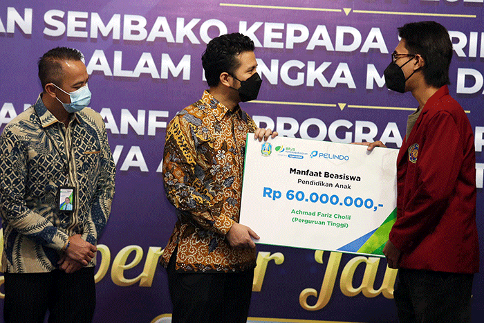 Penyerahan secara simbolis bantuan sembako kepada perwakilan serikat pekerja di kantor Pelindo Terminal Peti Kemas, Tanjung Perak Surabaya, Jawa Timur.