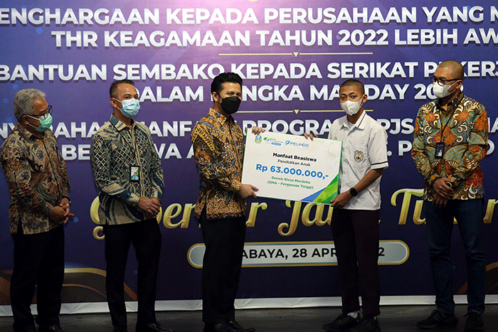 Penyerahan secara simbolis bantuan sembako kepada perwakilan serikat pekerja di kantor Pelindo Terminal Peti Kemas, Tanjung Perak Surabaya, Jawa Timur.