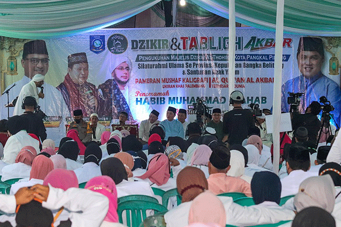 Menteri BUMN Erick Thohir yang juga Pembina Umum Majelis Dzikir At-Thohir menghadiri Tabligh Akbar Dan Santunan Anak Yatim Majelis Dzikir At-Thohir.