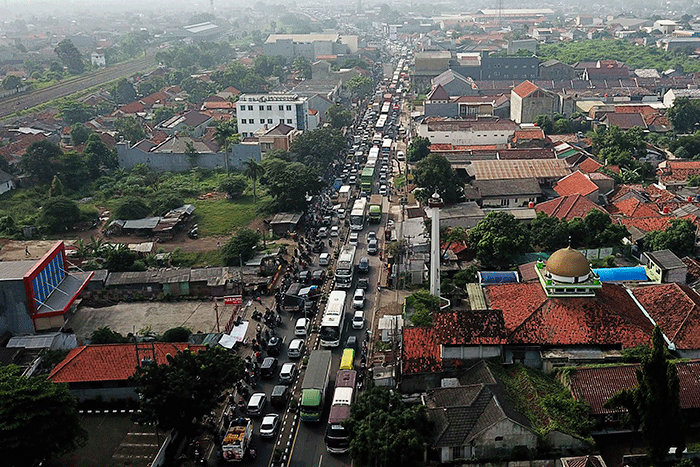 Ribuan kendaraan terjebak kemacetan di Jalan Raya Cikampek, Pantura, Jumat (29/4/2022).